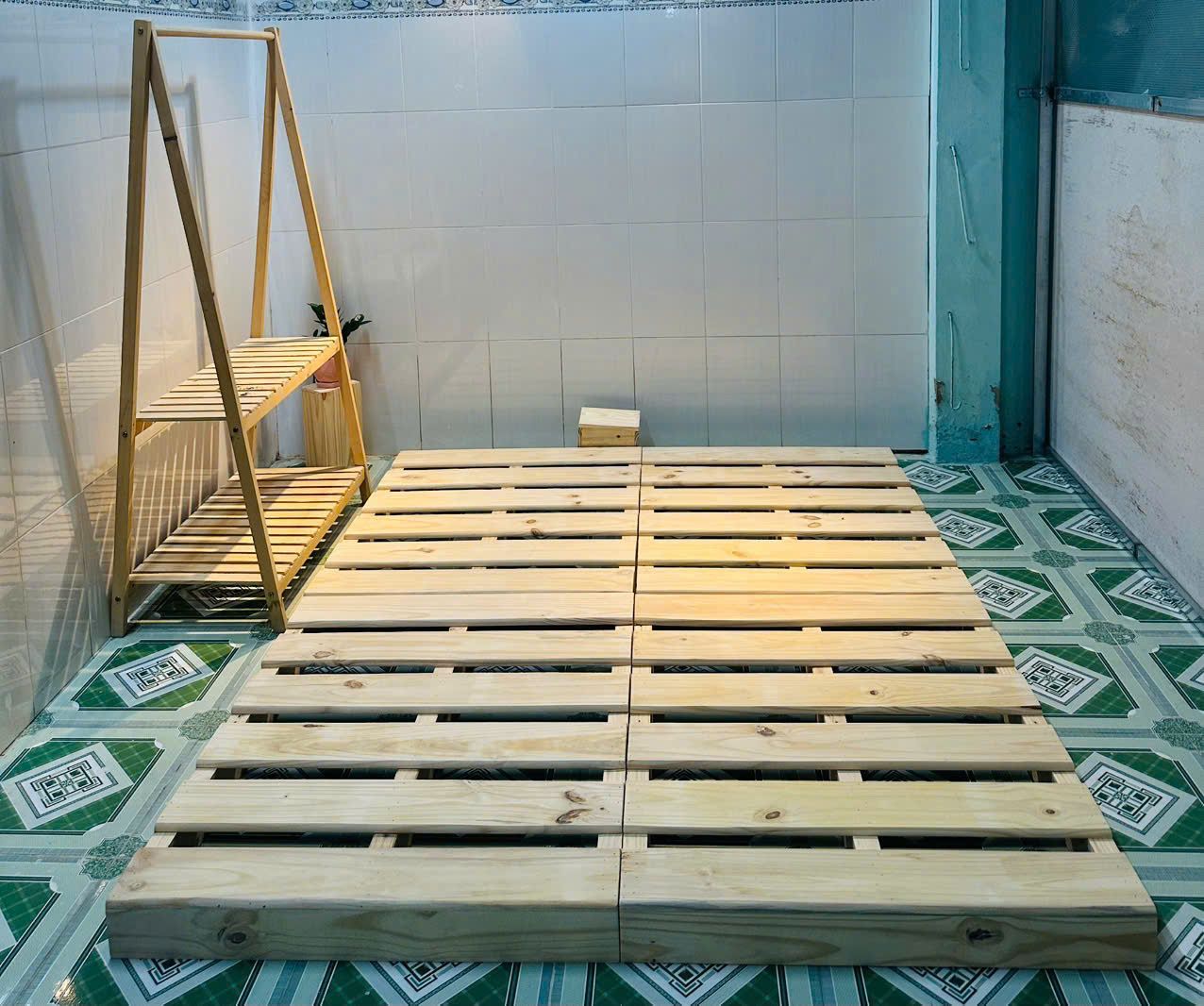 Giường kín chân thấp